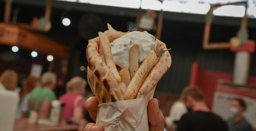 uma-pessoa-segurando-um-saco-de-comida-na-mao