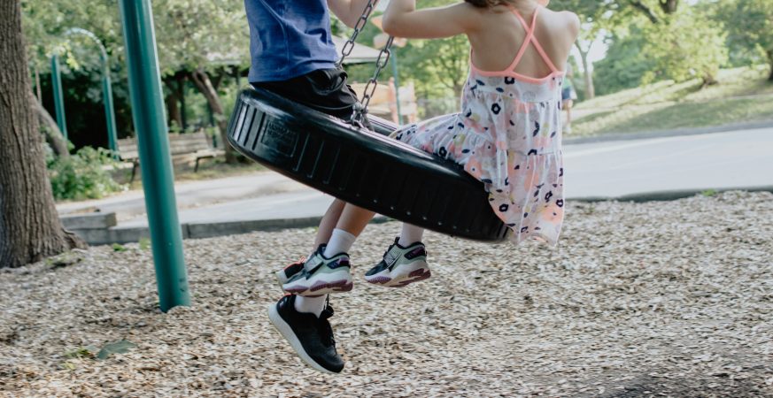 Crinças brincando em um balanço de pneu