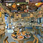 Alices, em cartaz no Sesc Pinheiros até 13/12, parte de um encontro inusitado para denunciar a violência de gênero